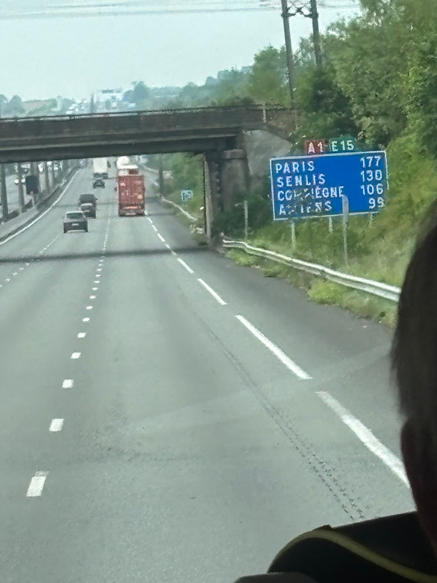 A French autoroute directional sign for Paris and Senlis